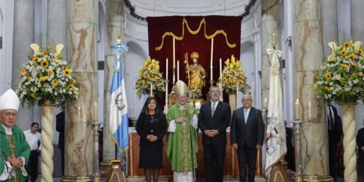 Canciller participa en eucaristía presidida por el secretario de Estado de la Santa Sede