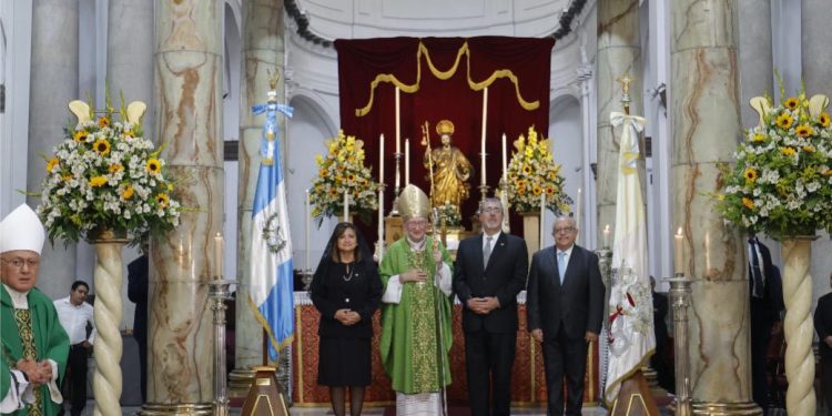 Canciller participa en eucaristía presidida por el secretario de Estado de la Santa Sede