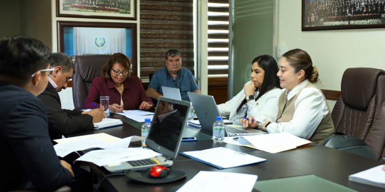 CIV da seguimiento a obras para mejorar escuelas y servicios de salud en Baja Verapaz