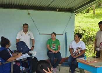 Docentes informados y vacunados protegen escuelas contra el sarampión en Laguna Larga, Petén