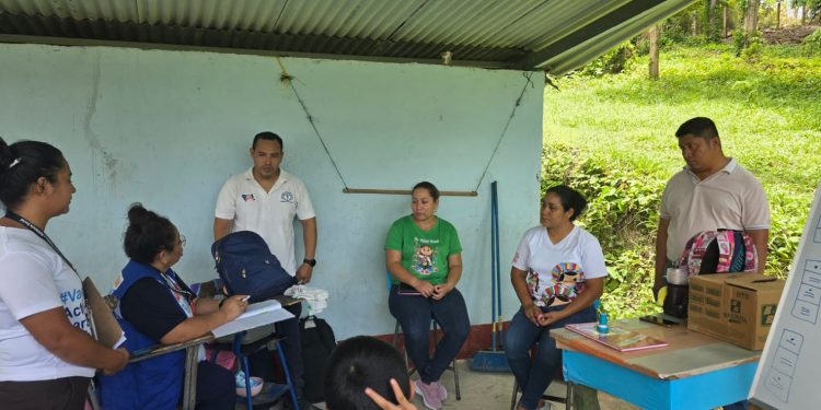 Docentes informados y vacunados protegen escuelas contra el sarampión en Laguna Larga, Petén
