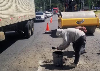 Caminos atiende emergencia vial en el Libramiento de Chimaltenango y restablece paso seguro