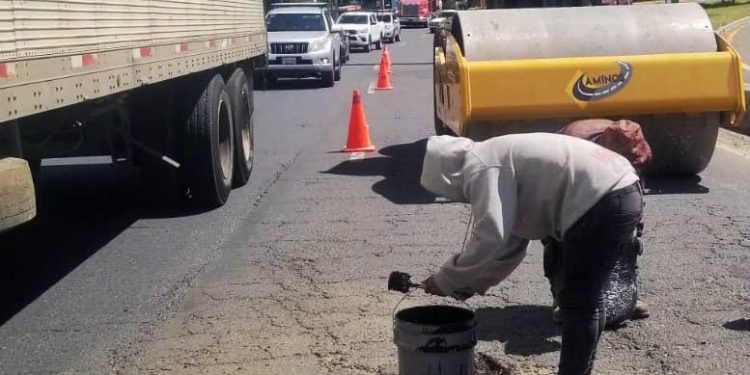Caminos atiende emergencia vial en el Libramiento de Chimaltenango y restablece paso seguro