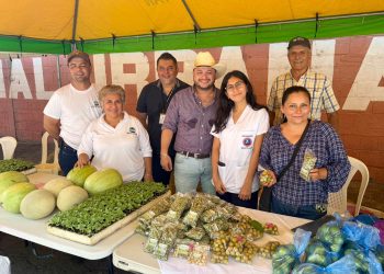 Agricultores de Teculután comercializan cosechas frescas en Feria del Agricultor