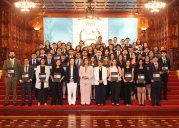 70 jóvenes reciben becas para estudio superior en el extranjero