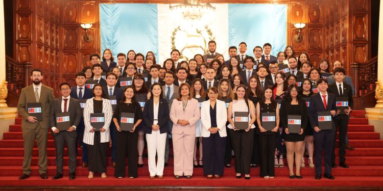 70 jóvenes reciben becas para estudio superior en el extranjero