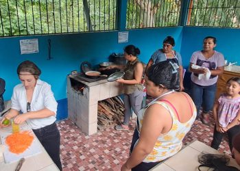Capacitan a madres en el procesamiento saludable de la zanahoria y la piña