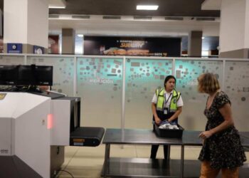 Presentan nuevo procedimiento de inspección para pasajeros en el Aeropuerto La Aurora