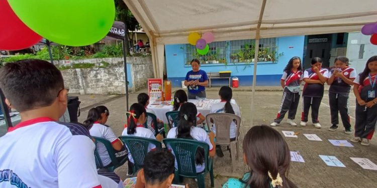Cine foro y estaciones educativas acercan la salud a jóvenes de Coatepeque