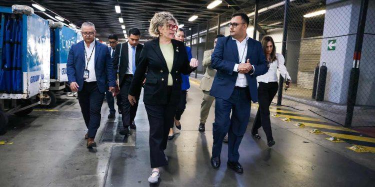 Ministra de Economía destaca mejoras en el Aeropuerto Internacional La Aurora