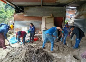 Familias de Cipresales 2 mejoran sus hogares con pisos de concreto