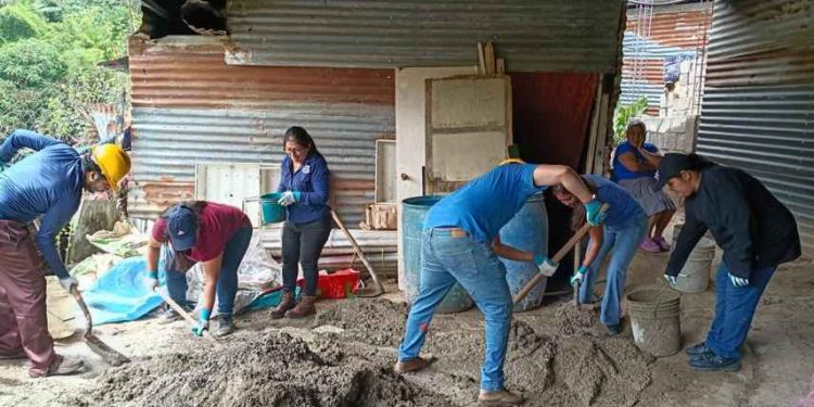 Familias de Cipresales 2 mejoran sus hogares con pisos de concreto
