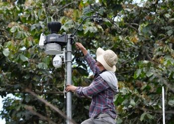 INSIVUMEH instala estación multiparamétrica FG18 en el Volcán de Fuego