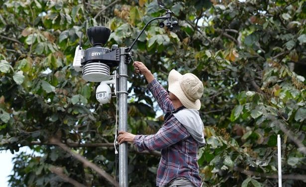INSIVUMEH instala estación multiparamétrica FG18 en el Volcán de Fuego