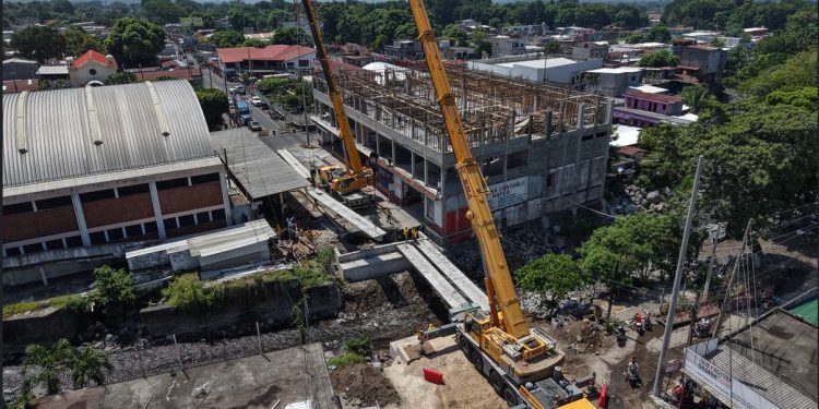 Puente sobre el río Mazate avanza en su rehabilitación