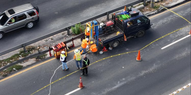 Realizan estudios técnicos preventivos en puente Enrique Tejada Wyld
