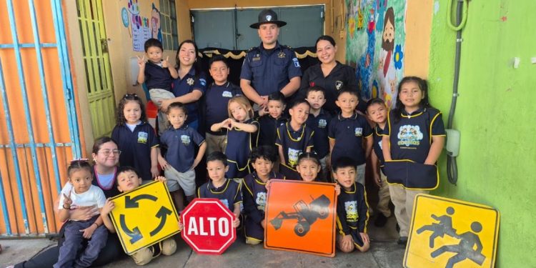 Niñez guatemalteca aprende educación vial a través del Teatrino