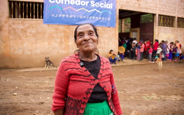 Comedor Social en Jalapa brinda alimentación y tranquilidad a María del Carmen y a decenas de personas adultas mayores