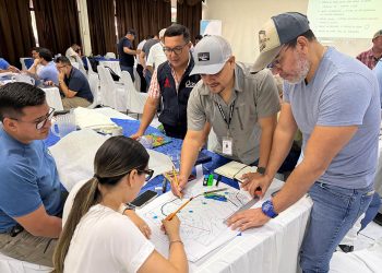 Mediciones e interpretación de mapas tema del segundo día del Taller Regional Keyline en Zacapa