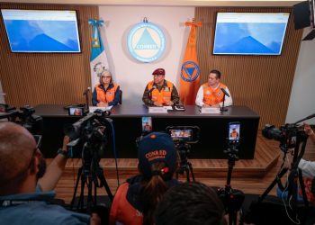 Autoridades de Defensa y Conred informan que continúan evacuaciones de personas cercanas de Volcán de Fuego de manera preventivas