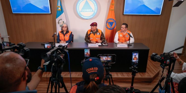 Autoridades de Defensa y Conred informan que continúan evacuaciones de personas cercanas de Volcán de Fuego de manera preventivas