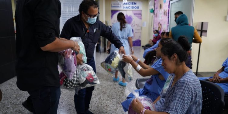 Acción de humanismo en el área de Maternidad y Recién Nacidos del Hospital Pedro de Bethancourt