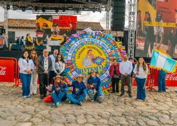 Embajada de Guatemala e INGUAT llevan barriletes gigantes a festival internacional en Colombia