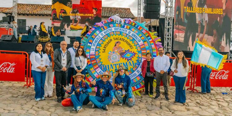 Embajada de Guatemala e INGUAT llevan barriletes gigantes a festival internacional en Colombia