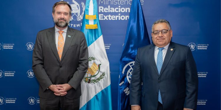 Vicecanciller Escobedo se reúne con jefe de misión de la OIM 