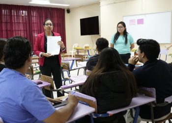 Salud realiza jornada de firma de contratos para estudiantes que realizan su EPS
