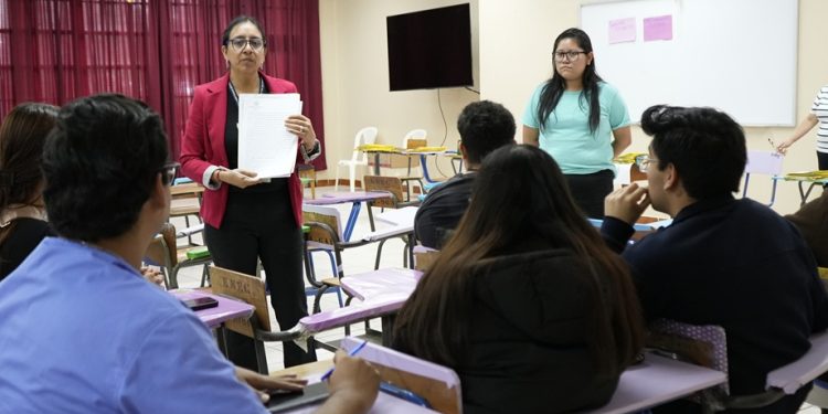 Salud realiza jornada de firma de contratos para estudiantes que realizan su EPS