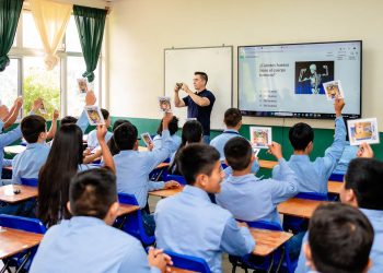 Docente de la EFA comparte en seminario internacional su experiencia con el Agrometaverso