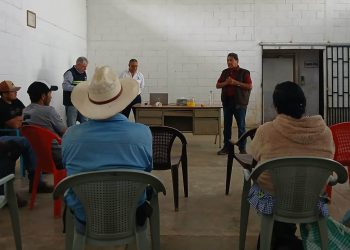 Entregan insumos ecológicos para el control de la mosca de la fruta