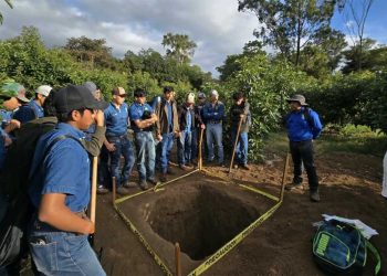 Prácticas en muestreo de suelos fortalece capacidades técnicas de estudiantes de la ENCA
