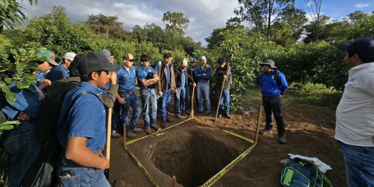 Prácticas en muestreo de suelos fortalece capacidades técnicas de estudiantes de la ENCA