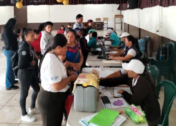 Salubristas llevan la vacunación contra el sarampión a estudiantes del nororiente del departamento de Guatemala