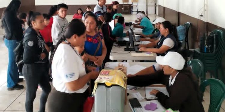 Salubristas llevan la vacunación contra el sarampión a estudiantes del nororiente del departamento de Guatemala