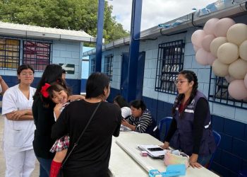 La vacunación sale al encuentro de la población de la Ciudad de Guatemala para prevenir el sarampión