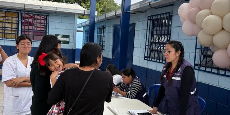 La vacunación sale al encuentro de la población de la Ciudad de Guatemala para prevenir el sarampión