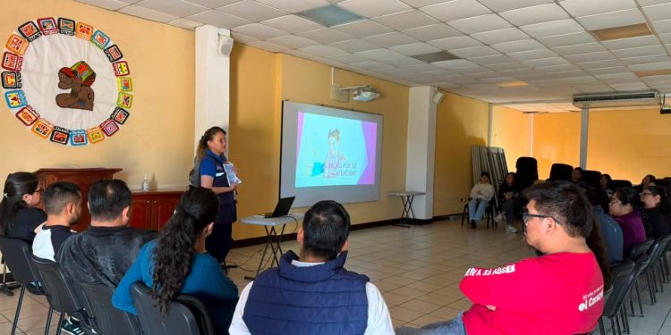 Jornada integral en zona 1 de la capital impulsa acciones contra el cáncer de mama y sarampión 