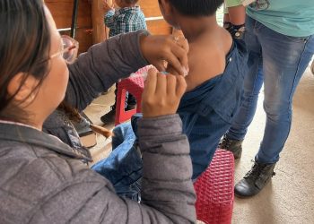 Niñas y niños reciben vacunación contra el sarampión y seguimiento nutricional en Las Sahuesitas, Salamá