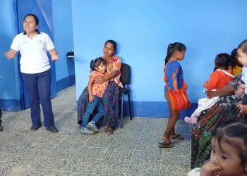 Familias de Senahú reciben charlas educativas sobre prevención del cáncer, sarampión y dengue