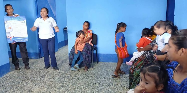 Familias de Senahú reciben charlas educativas sobre prevención del cáncer, sarampión y dengue