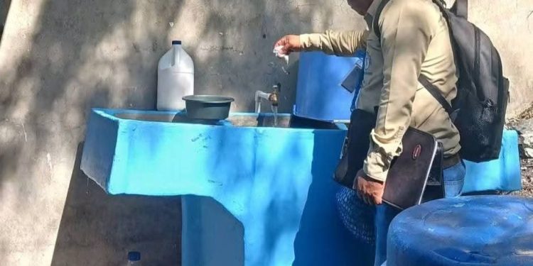 Abatización y visitas domiciliarias llevan prevención del dengue a Granados, Baja Verapaz