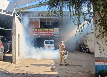 Nebulización en comunidades refuerza la prevención del dengue en Santa Rosa