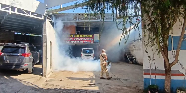 Nebulización en comunidades refuerza la prevención del dengue en Santa Rosa