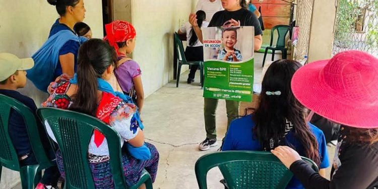 Salud, nutrición y vacunación contra el sarampión llegan a la población de Camalmapa, Baja Verapaz