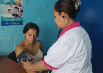 Comunidades de Las Cruces, Petén reciben servicios de vacunación, prevención y detección temprana del cáncer