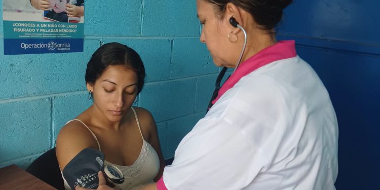 Comunidades de Las Cruces, Petén reciben servicios de vacunación, prevención y detección temprana del cáncer