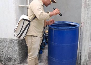 Salubristas de Agua Blanca, Jutiapa, refuerzan medidas preventivas contra el dengue en las comunidades